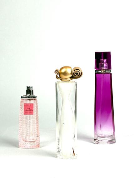 GIVENCHY
Ensemble de trois flacons vides dont : 
L