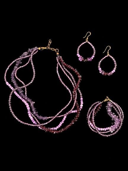 Parure en pierres mauves et améthystes comprenant 