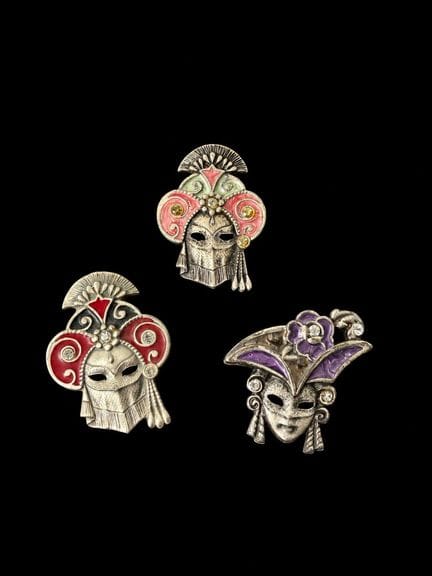 Trois broches formant des masques féminins émaillé