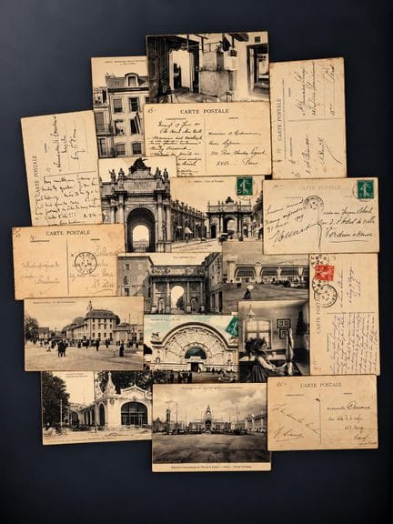 Una caja de postales que contiene unas 550 postale