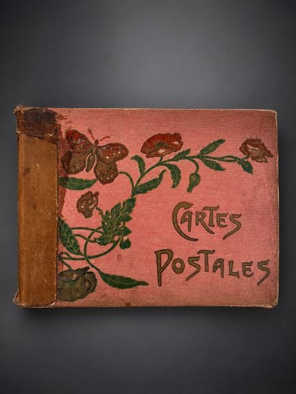Un álbum de postales que consta de 62 páginas dedi