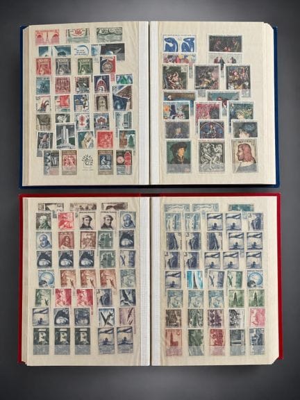 Due piccoli album di francobolli francesi del peri