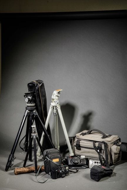 Set di attrezzatura fotografica varia. Nella borsa