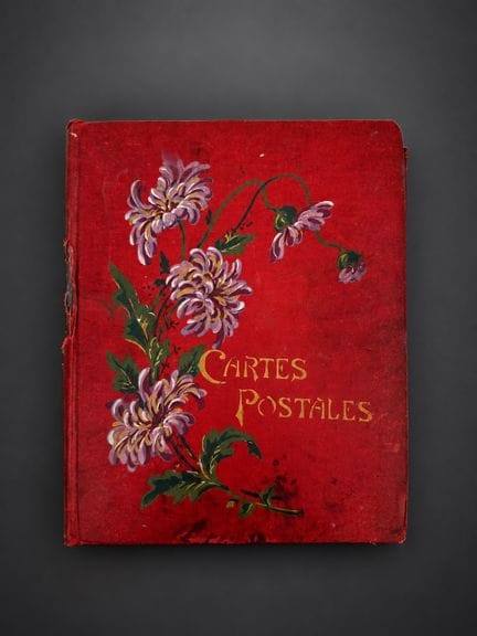 Un álbum de postales que consta de 46 páginas dedi