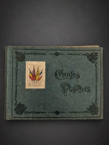 Un álbum de postales que consta de 59 páginas dedi