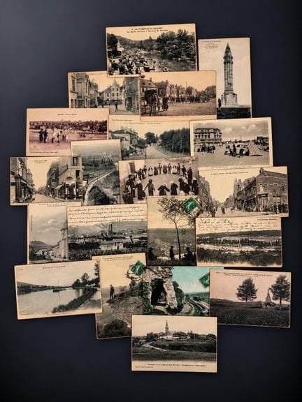 A box of postcards containing approximately 550 ca
