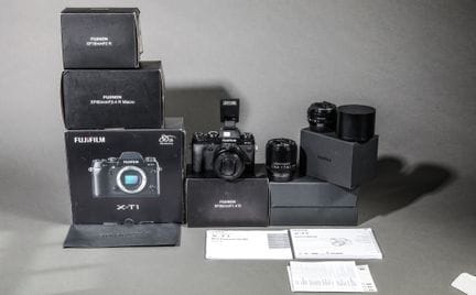 Set di attrezzatura fotografica Fujifilm. 
Con bor