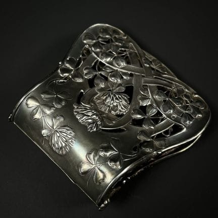 阿尔方斯·德班（Alphonse DEBAIN，活跃于1883年至1911年间）
950纯银手持芦笋