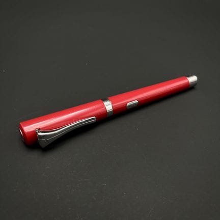 OMAS
红色树脂与镀银的金属材质的圆珠笔。铰接式笔夹。带有签名。
（有使用痕迹）

鉴定机构：Ve