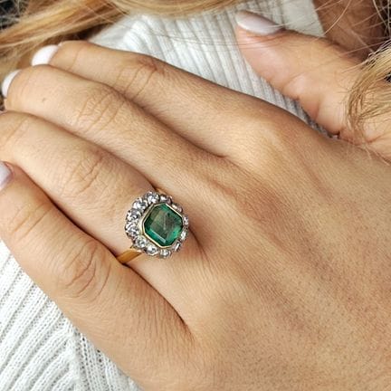 Bague en or 750 millièmes ornée d'une émeraude car