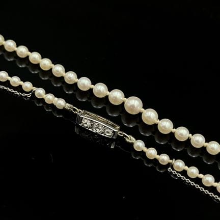 Collier composé d'une chute de perles de culture d