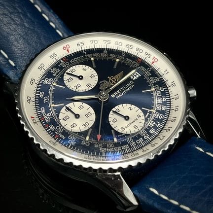 百年灵“NAVITIMER”
不锈钢计时码表，蓝色表盘配三个小表盘，镶贴夜光棒形时标，3点钟位置设日