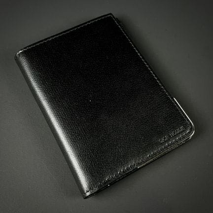 DIOR
黑色皮革钱包，配镀银的金属加固件
11.5 x 8.5 厘米
