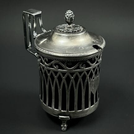 尼古拉-理查德·马松，1798年获授大师头衔
950千分之一的纯银芥末罐，饰有拱形和藤蔓图案的镂空花
