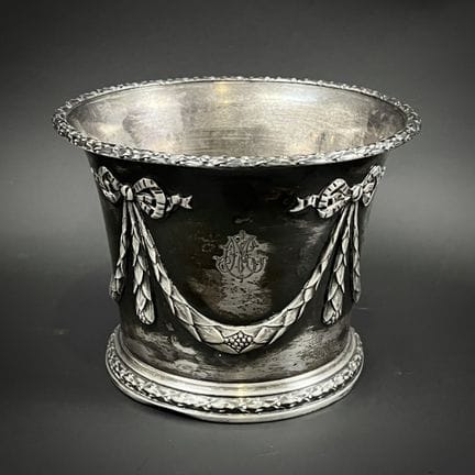 埃利·瓦布雷（Elie VABRE，1913年起活跃）
950纯银酒瓶桶，饰有缎带花环卷轴纹样，刻有