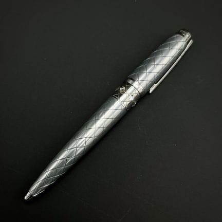 S.T. DUPONT
镀银的金属圆珠笔，饰有十字纹，中央环上镶有菱形水钻，顶部环上刻有品牌标识
高