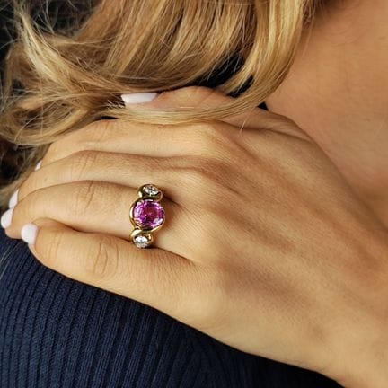 Bague en or 750 millièmes, ornée d'un saphir rose 