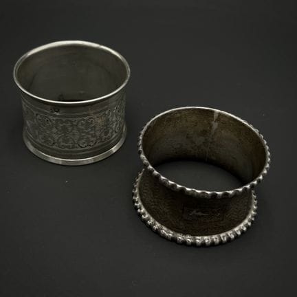 950纯银（第一件）和800纯银（第二件）套装，包含2个餐巾环，经錾刻和扭纹饰纹处理
19世纪末至2
