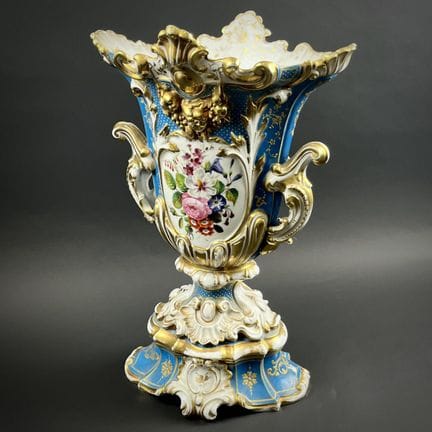 雅各布·佩蒂（1796-1868），风格仿照 
喇叭口花瓶，置于釉面镀金瓷质底座上，中央饰有两个花卉