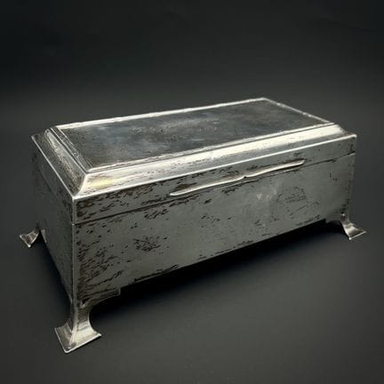 MAPPIN &amp; WEBB
800千分之一纯银烟盒，饰有缠绕藤条纹样，盒盖上镌刻“1909年