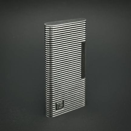 皮埃尔·巴尔曼
镀银的金属打火机，饰有水平凹槽
带有签名
高 67 毫米
品相良好
