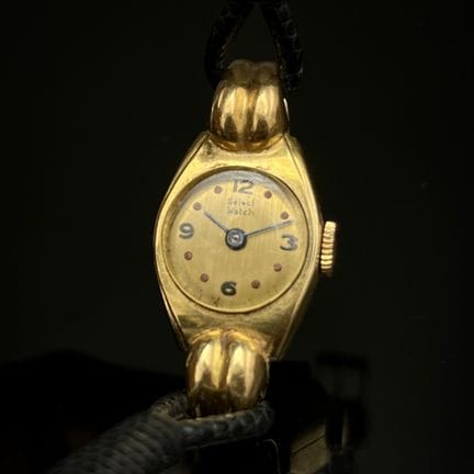 Montre-bracelet de dame, le boitier tonneau en or 