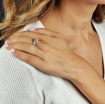 Bague moderniste en or gris 750 millièmes, l'annea