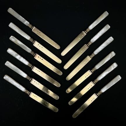 一套十二把水果刀，刀身采用950千分之一的镀金银，刀柄饰有珍珠母片
巴黎，高级保证，1819-183