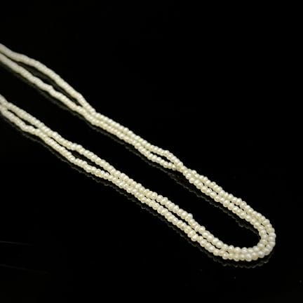 Collier composé de deux rangs de petites perles de