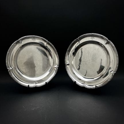 保罗·塔卢瓦（活跃于1907年至1928年）
一对950纯银圆形餐盘，呈锯齿形，饰有缠绕缎带的芦苇纹