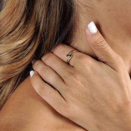 Fine bague en or jaune 750 millièmes sertie de pet