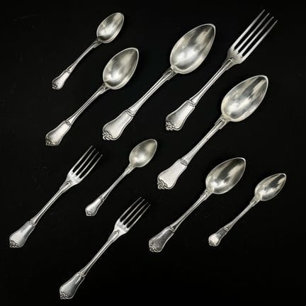 950千分之一的纯银餐具套装，饰有交错纹样，刮勺背面镌刻字母M，共64件，包括：
- 12套餐具
-