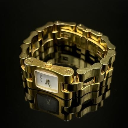 GUCCI
金色金属女士手表，矩形表盘为白色底色，配金色指针，表带为花式链节设计，石英机芯
型号 2