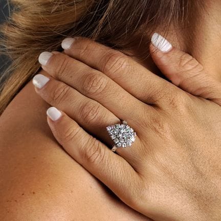 Bague en or blanc 750 millièmes le chaton de forme