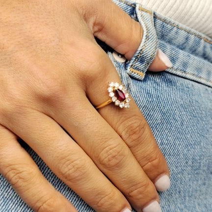 MELLERIO 
Bague marquise en or 750 millièmes ornée