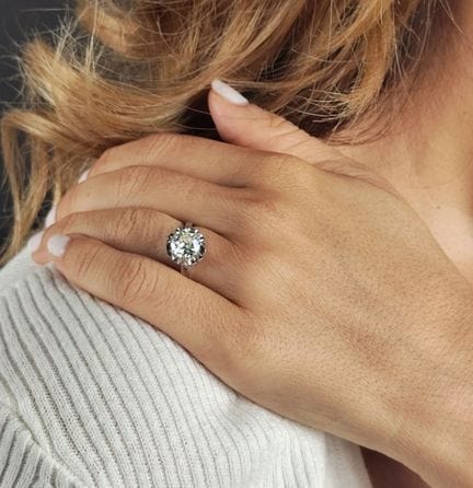 Bague solitaire en or gris 750 millièmes ornée d'u