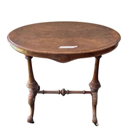 Table en ronce de noyer, datant du 19e/20e siècle.