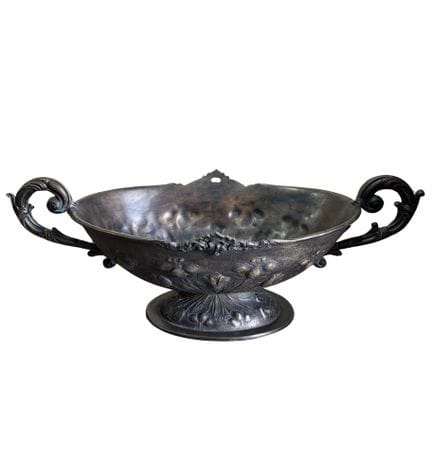 Handgemeißelte Aufsatzvase aus patinierter Bronze,