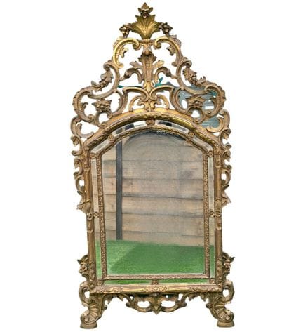 Miroir en bois sculpté et doré, 19e/20e siècle. En