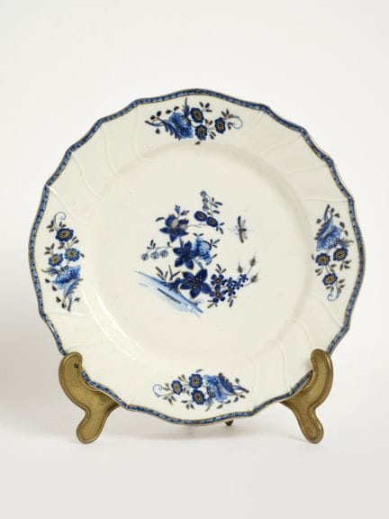 Manufacture de Porcelaine de Tournai XVIIIe 
Assie