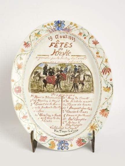 Fête de Knokke - Boch Frère 
Plat oval en faïence 