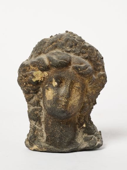 Frauenkopf aus Terrakotta.