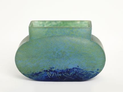 Daum Nancy
Vase à col rectangualire en verre vert 