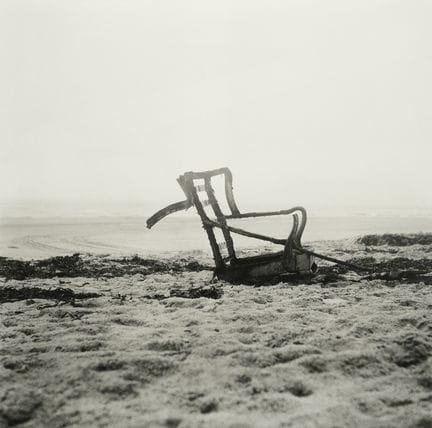 米利延科·霍尔瓦特（1935-2012），《沙地上的椅子 2》，纸上摄影，59.5 × 50 厘米