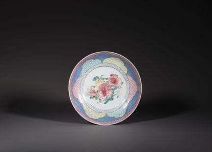 Plat de la « Famille rose » à fond rubis, finement