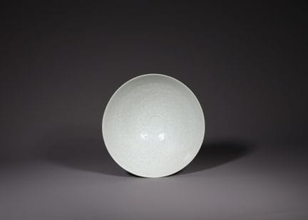 Bol Qingbai orné de motifs floraux sculptés, dynas