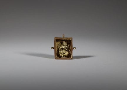 Une miniature en bronze doré portant une inscripti