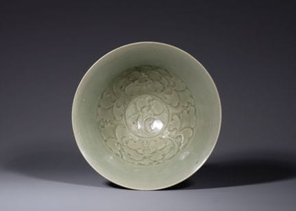 Bol floral moulé en céladon de Yaozhou, dynastie S