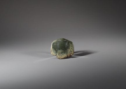 Pendentif archaïque en jade vert représentant un h