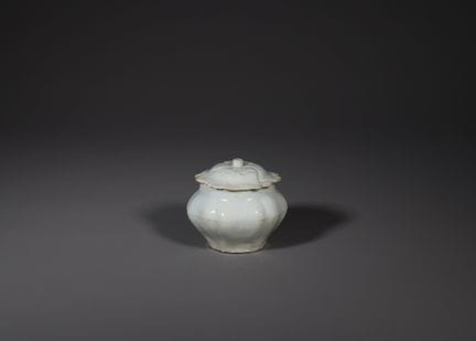 Joli pot lobé « Qingbai » avec couvercle, dynastie